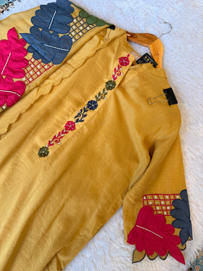 The Iris Bloom Hand-Embroidered Scallop Set